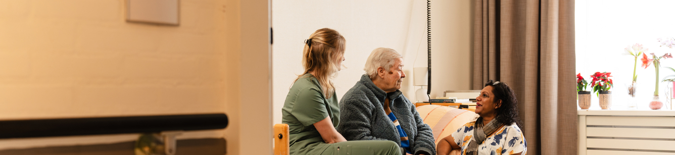 Careyn medewerkster bij een client aan bed