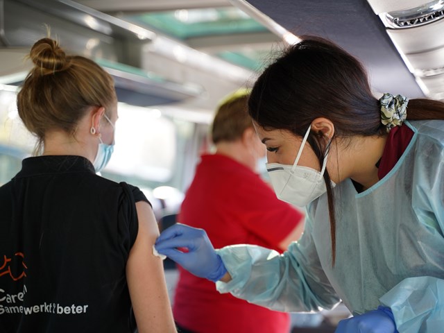 Careyn organiseert griepvaccinatie voor medewerkers via bustour